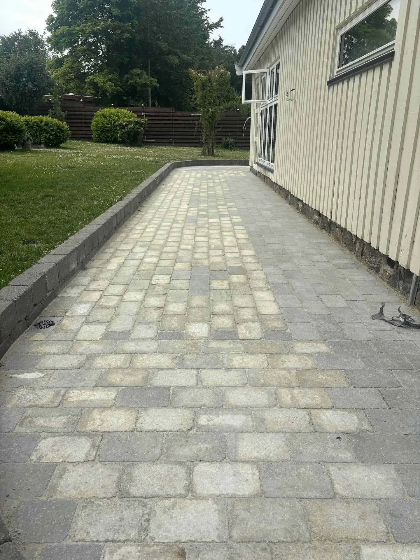 Belægning i indkørsel, på terrassen og i haven, M Brandtoft, billede 1
