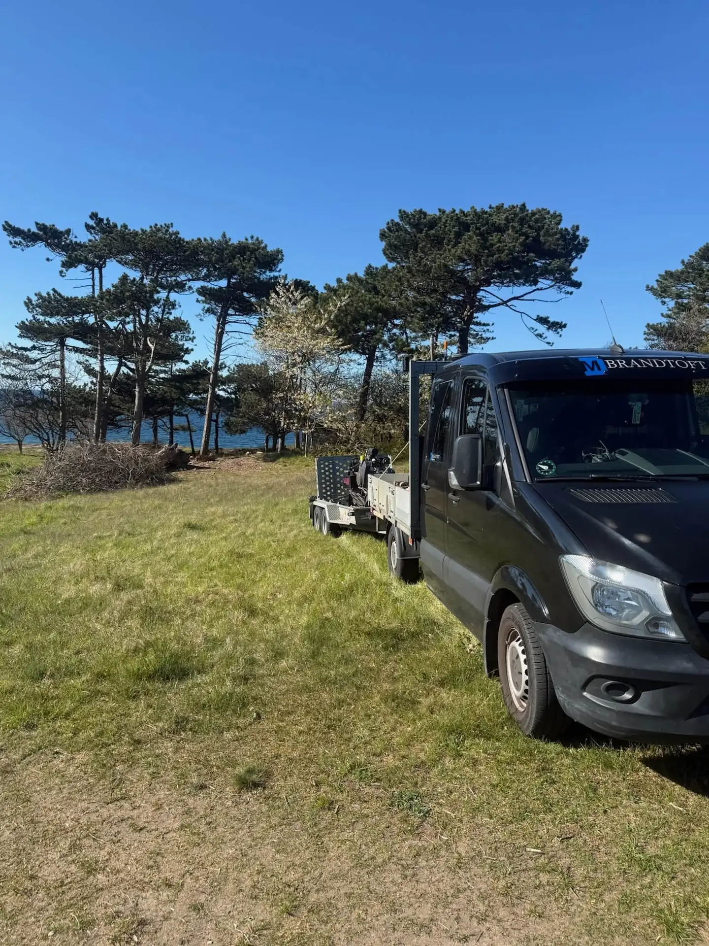 Firmabil og trailer på vej til en opgave i Nordsjælland